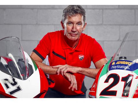 Ducati Panigale V2 Bayliss 1st Championship 20th Anniversary -erikoismalli. Ja maestro Troy Bayliss itse.