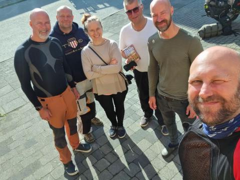 Keskiviikkona miehet tapasivat suomalaisen kirjailijan Satu Rämön Isafjordurissa. Samalla Matti sai omistuskirjoituksen Sadun kirjoittamaan Islanninmatkaoppaaseen.