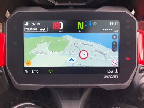 TFT-näyttö karttatilassa. Älylaite yhdistetään Bluetooth- ja Wi-Fi yhteyden avulla järjestelmään. Älylaitteeseen pitää ladata Ducati Connect, sekä Sygic GPS-kartta applikaatiot.  Yhdistäminen meni mutkattomasti. Kypäräpuhelin parittui myös vaivattomasti pyörään. Upeaa, että näissä TFT-näytöissä otetaan navigoinnit ja muut älylaitteiden tarjoamat mahdollisuudet käyttöön. Kuva Anssi Kivinen