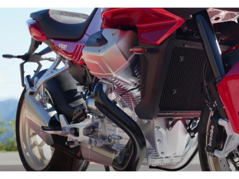Moto Guzzi V100 Mandellon moottori on muhkea.