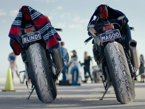 Ben Feltenin ja entisen MotoGP-kuljettaja Kevin Mageen moottoripyorat odottamassa maailmanennatysyrityksen alkamista.