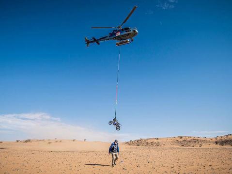 Helikopterilla kuljetetaan rikkoutunutta moottoripyoraa Wadi Ad Dawasirin lahella. Kuva ASO, Charly Lopez.