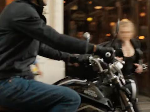 Tilanne päällä: Diane Kruger alias 'Marie Schmidt' hankkimassa pakopyörää.