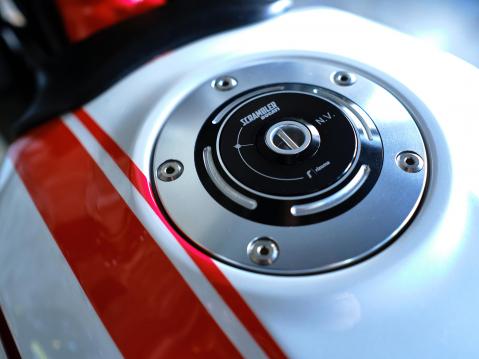 Ducati Unica. Tehtaan erikoismuotoilua asiakkaan tarpeiden mukaan.