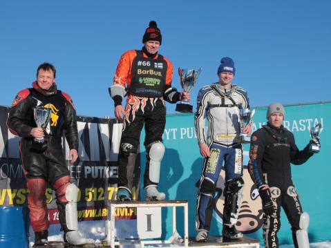 Palkintopallilla vasemmalta: Christer Biskop, Aki Ala-Riihimäki, Max Koivula ja Henri Ahlbom. Kuva: Anni Auvilahti.