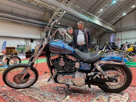 Timo Monosella on pari omaakin pyörää on nähtävillä Keski-Suomen Moottoripyöränäyttelyssä.