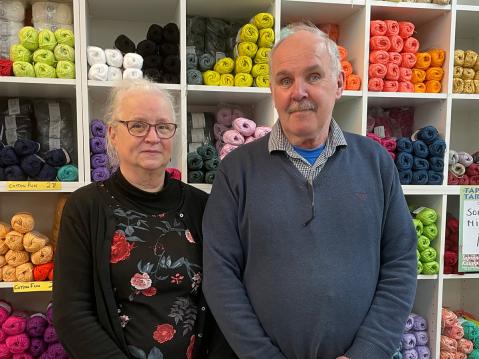 Eeva ja Tapio Nevanpää siirtyivät ruokakauppiaista lankakauppiaiksi 20 vuotta sitten.