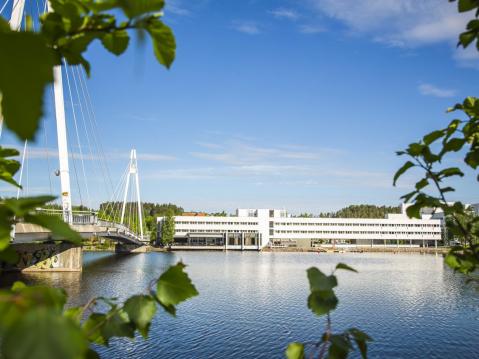 Jyväsjärven rannalla sijaitsevan Hotelli Alban näköalaterassilla nautit hyvästä ruoasta ja kesätunnelmasta.