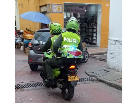 Moi. Olen Kolumbiassa kuukauden lomalla enkä mene töihin. Huomio kiinnittyi heti moottoripyörä poliiseihin jotka ajelevat kakspäällä jotta taka-ampujalla olisi kädet käytössä... kertoo Mika.