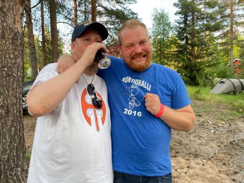 Jussi Nieminen (vas) ja Ville Lankinen eivät olleet tyytyväisiä Kontiorallin pitopaikkaan.