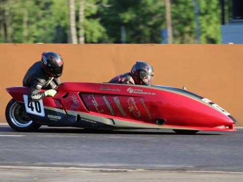 Imatralla Artiola Sidecar Racing Teamin 1000cc kone ja Markku Artiolan 40 vuoden kokemus ratkaisi voitot Artiolan nimiin. Kuva: Harjukuvat