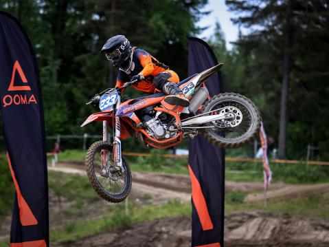 Alexander Wiik varmisti MXV45-luokan Suomen Cupin mestaruuden Alavudella.