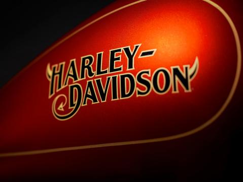 Harley-Davidson limited edition Low Rider El Diablo -malli ja H-D:n logo tankissa.