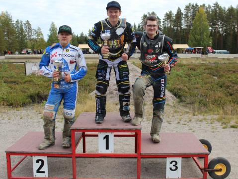 Kuljettajat vasemmalta Timi Salonen, keskellä mestari Jesse Mustonen ja oikealla Antti Vuolas.