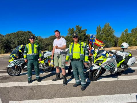 Espanjassa Roni sai moottoripyöräpoliisisaattueen avukseen! Kuva: Sari Kares.