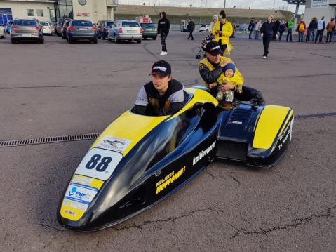Manning Sidecar Racing -tiimin tavoite on ajaa ensi kaudella koko IDM-sarja. Kuvassa Joni, Tero sekä Jonin poika Roni Manninen.