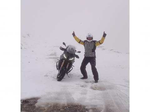 Kahden kilometrin korkeudessa ajokeli muuttui talviseksi, onneksi meillä kaikilla on kokemusta moottoripyörällä ajamisesta talvella. Hienosti selvittiin, eikä tie ollut, kuin paikka paikoin lumen peitossa. Kuva: Juha Harmanen.