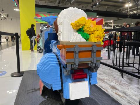 Lego-Vespa takaa.