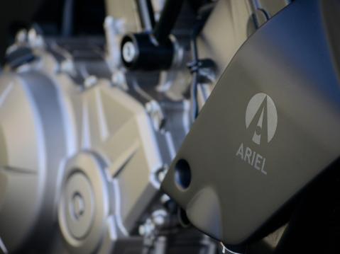 Ariel Ace Black Edition. Alumiiniosien keramiikkapinnoite on hienon samettinen.