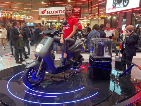 Honda julkisti ensimmäisen sähköisen moposkootterin EM1 e:n.