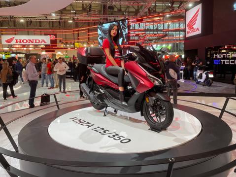 Hondan Forza 350 näki myös päivänvalon EICMA:ssa.