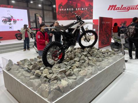 Italialainen moottoripyörvalmistaja Malaguti:n sähköpyöräkonsepti XAM on suunnattu suoraan nuoremmille off road harrastajille. Pyörä painaa vain 70 kiloa.