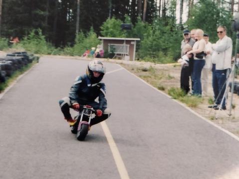 Erno Kostamon ensimmäiset minimotokisat Kiteen moottoriradalla 2003. Ensimmäinen minimoto-luokan Suomen Mestaruus tuli heti vuonna 2004.