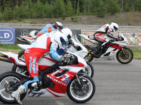 Kärkeen 600cc-osakilpailun startissa 2012. Pyöränä Yamaha R6. Kuva: Juha Harju