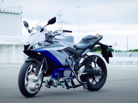 Yamaha ja Advanced Motorcycle Stability Assist System (AMSAS).