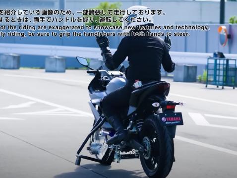 Yamaha ja Advanced Motorcycle Stability Assist System (AMSAS) asiaankuuluvinen varoituksineen.