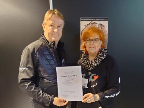 Kuvassa vasemmalla SMOTOn tuore puheenjohtaja Jarmo Jokilampi ja oikealla Marja Suominen.