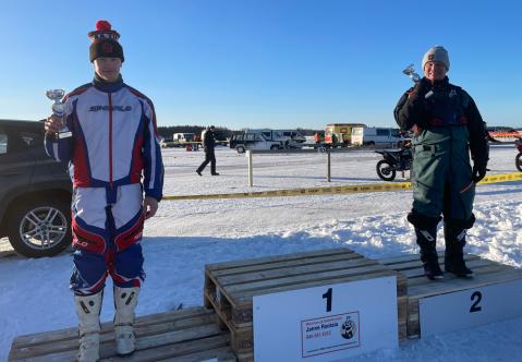 JR B250-luokan podiumille ehtivat Waltteri Romunen (vas.) ja Miika Tourunen. Korkeimmalta korokkeelta puuttuu luokan voittaja Janne Kalliokoski.