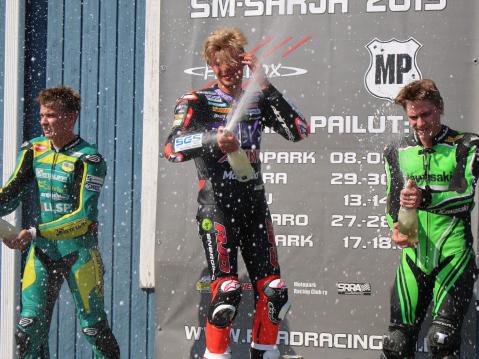 Tuttu kolmikko podiumilla: Eemeli Lahti, Niki Tuuli ja Eeki Kuparinen.