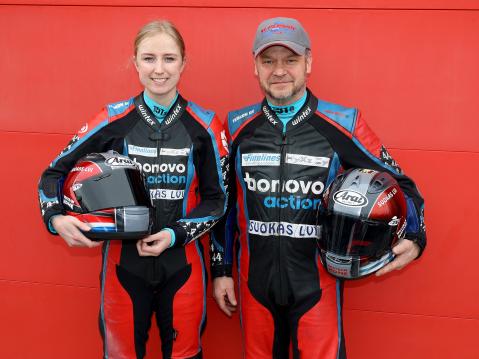 Pekka Päivärinta ja Ilse de Haas. Sekä pyörällä että piloteilla on alkavalla kaudella uudet vaatteet.