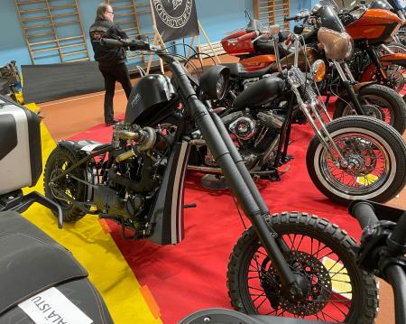 Rivi Harley-Davidsoneita Northern Vikings MC:n osastolla Kuopion MP-näyttelyssä.