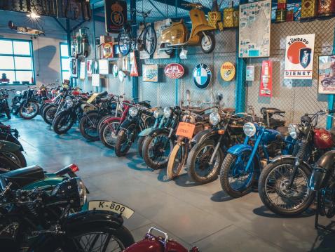 Sajab Vintage -kokoelman moottoripyöriä ja muuta esineistöä.