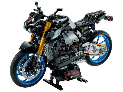Lego Technic -rakennussarjana Yamaha MT-10 SP. Mukan tulee sivuseisontatuen rinnalle show-jalusta.