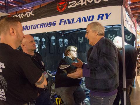 MP-Messut 2015: Classic Motocross Finland ry.n Petri Pantsu istumassa taustalla.