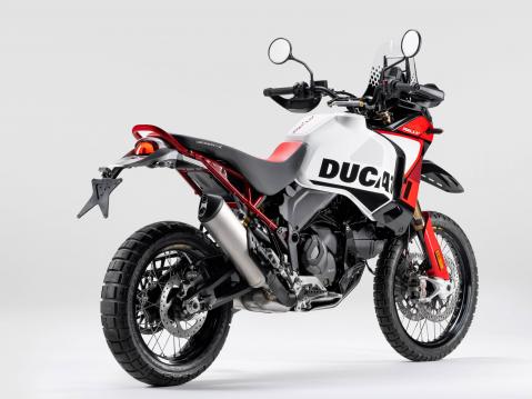 Vuosimallin 2024 Ducati DesertX Rally.