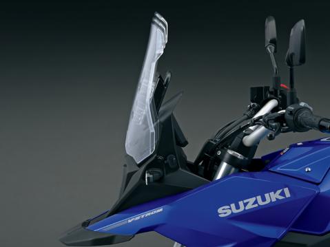 Suzuki V-Strom 800RE vuosimallia 2024. Korkeampi ja leveämpi sekä kolmeen eri asentoon säädettävä tuulilasi kertoo omalta osaltaan siitä, että pyörä on suunniteltu matka-ajoon ja asvalttiteille.