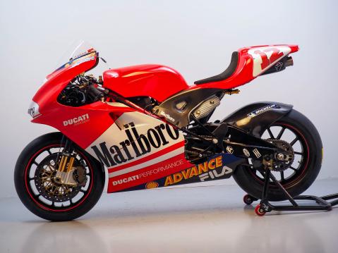 Troy Baylissin ajamalla 2003 Ducati 990cc GP3 Grand Prix'lla Ducati teki vuosikymmenten poissaolon jalkeen paluun MotoGP-kisoihin.