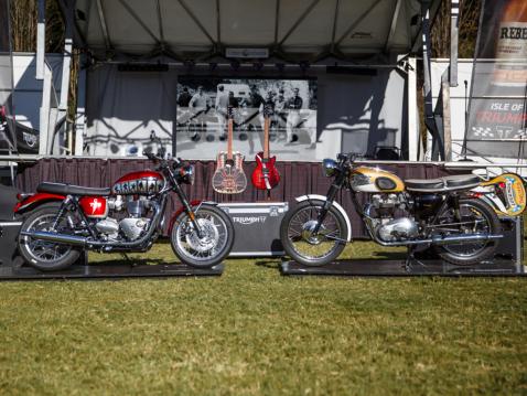 Barber Vintage Motorcycle festivaalilla näytillä olleet kustomoitu ja hyväntekeväisyyteen myytävä uusi T120 Triumph sekä vuosimallin 1965 Bonneville.