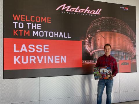 Lasse Kurvinen KTM:n Motohallissa.