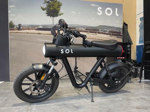 SOL Pocket Rocket on voittanut saksalaisen muotoilun palkinnon vuonna 2018. Tämän sähkökulkineen huippunopeus on 80 km/h.