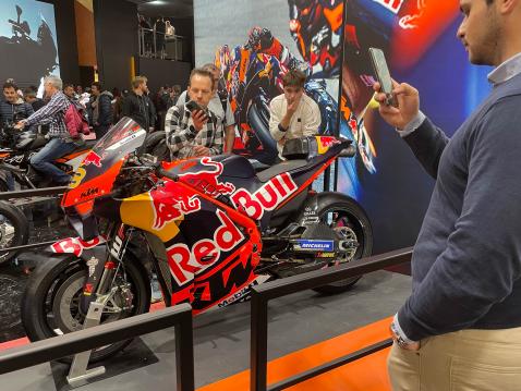 Red Bull KTM-kuljettaja Brad Binderin MotoGP-luokan moottoripyörä.