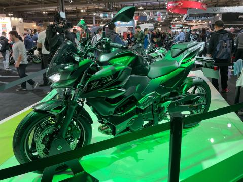 Julkaistuaan ensimmäisen hybridimoottoripyöränsä 7 Hybridin, Kawasaki esitteli EICMA:ssa Z7 Hybridin, jonka odotetaan tulevan myyntiin keväällä 2024.
