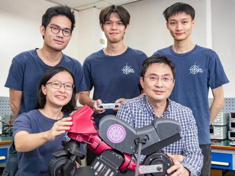 NTHU:n opiskelijat loivat itsestään tasapainossa pysyvän moottoripyörän prototyypin professori Ting-Jen Yeh'in johdolla. Tiimiin kuuluivat: Yu-Fen Chen (edessä vasemmalla), Yung Tai (takarivissä vasemmalla), Chen-Yu Peng ja Wei-Shan Lee.