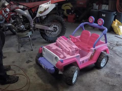 Grind Hard Plumbing Co lisäsi Barbie-polkuautoon taustalla näkyvän Hondan moottorin. Huippunopeus noin 96 km/h. Nopein Barbie-jeeppi?
