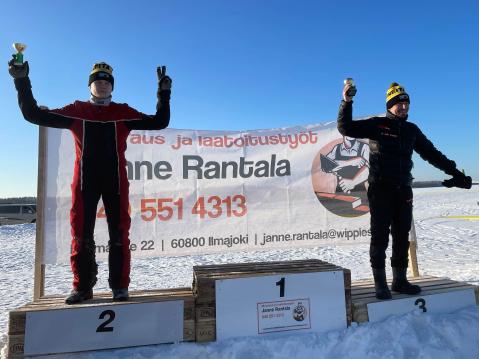 A450-luokan ensimmäisen erän podium. Ossi Rantala (vas.) ja Mikko Koskinen. Erän voittanut Lasse Kurvinen ei ehtinyt palkintojenjakoon.