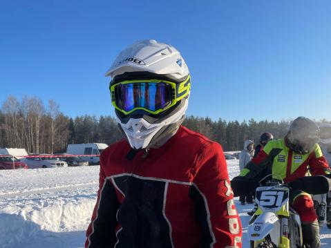 Viime vuoden jääradan suvereeni Suomen Mestari, Ossi Rantala joutui käyttämään varapyörää A250-lähdössä.
